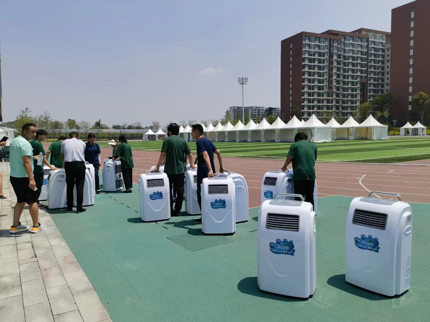 工作人员与消毒器械入驻图 工作人员与消毒器械入驻图